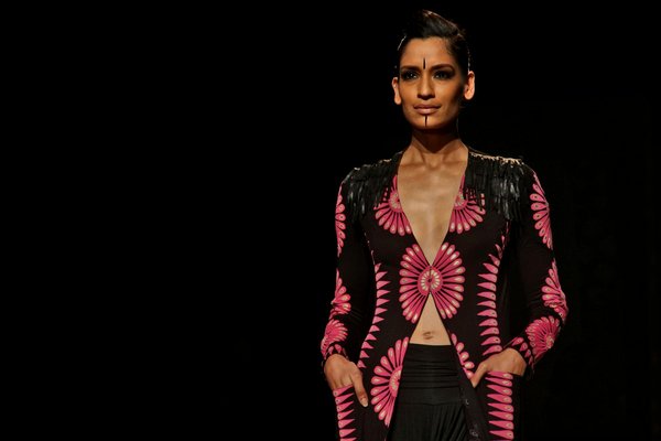 Éclat et Durabilité : 10 Astuces Incontournables pour Sublimer vos Boucles